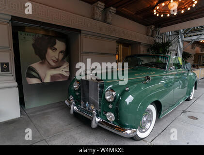 New York, NY - 23. Juli 2019: Elizabet Taylor 1960 Rolls Royce Silver Cloud II Drophead, LSWC 278 für Auktion vorgestellt bei Pierre Hotel, wo sie einmal gelebt Stockfoto