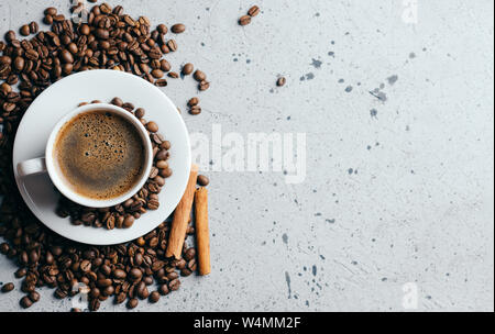 Weiß Kaffeetasse mit duftenden Espresso auf grauem Hintergrund mit Platz für Text Stockfoto