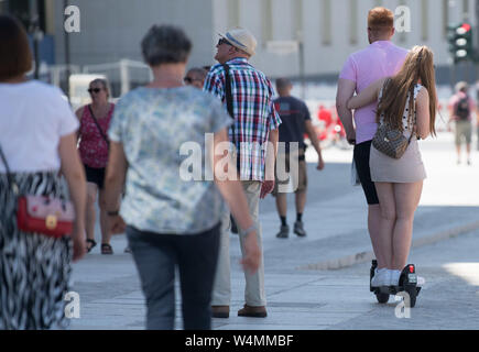 Berlin, Deutschland. 24. Juli, 2019. Es gibt ein Paar von zwei auf einer e-Scooter. Quelle: Jörg Carstensen/dpa/Alamy leben Nachrichten Stockfoto