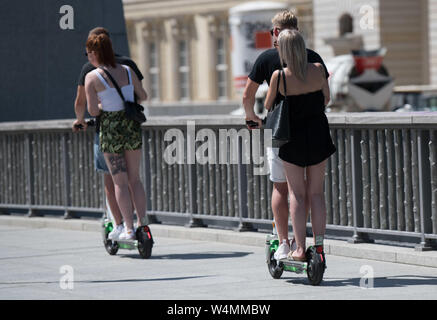 Berlin, Deutschland. 24. Juli, 2019. Zwei Paare der beiden sind auf der Straße auf einen E-Scooter. Quelle: Jörg Carstensen/dpa/Alamy leben Nachrichten Stockfoto