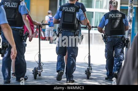 Berlin, Deutschland. 24. Juli, 2019. Polizisten "Escort" zwei e-Scooter Fahrer. Quelle: Jörg Carstensen/dpa/Alamy leben Nachrichten Stockfoto