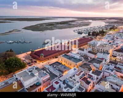 Blick auf die stadt mit zwei Gebäuden und und den Fluss Ria Formosa am Abend, Ria Formosa Natural Park, Olhao, Algarve, Portugal Stockfoto