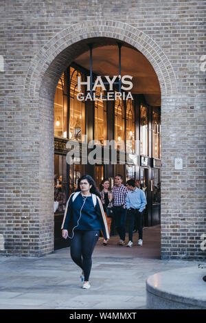 London, Großbritannien, 22. Juni 2019: Menschen vorbei gehen. Hays Galleria, einem Grad II gemischt aufgelistet - Verwenden Sie Gebäude in London, im Jahr 1980 saniert wurde und fam Stockfoto