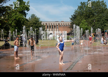 Windsor, Großbritannien. 25. Juli, 2019: Deutschland Wetter - junge Familien mit der Hitze durch Abkühlung im Brunnen in Junggesellen'Acre in Windsor. Matthäus Ashmore/Alamy leben Nachrichten Stockfoto