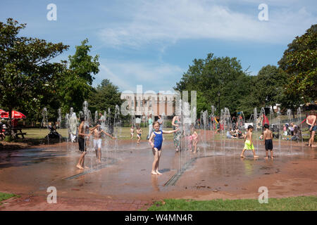 Windsor, Großbritannien. 25. Juli, 2019: Deutschland Wetter - junge Familien mit der Hitze durch Abkühlung im Brunnen in Junggesellen'Acre in Windsor. Matthäus Ashmore/Alamy leben Nachrichten Stockfoto