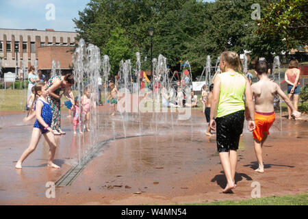 Windsor, Großbritannien. 25. Juli, 2019: Deutschland Wetter - junge Familien mit der Hitze durch Abkühlung im Brunnen in Junggesellen'Acre in Windsor. Matthäus Ashmore/Alamy leben Nachrichten Stockfoto