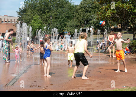 Windsor, Großbritannien. 25. Juli, 2019: Deutschland Wetter - junge Familien mit der Hitze durch Abkühlung im Brunnen in Junggesellen'Acre in Windsor. Matthäus Ashmore/Alamy leben Nachrichten Stockfoto