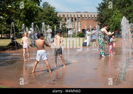 Windsor, Großbritannien. 25. Juli, 2019: Deutschland Wetter - junge Familien mit der Hitze durch Abkühlung im Brunnen in Junggesellen'Acre in Windsor. Matthäus Ashmore/Alamy leben Nachrichten Stockfoto