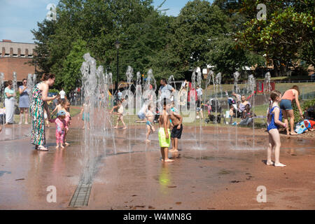 Windsor, Großbritannien. 25. Juli, 2019: Deutschland Wetter - junge Familien mit der Hitze durch Abkühlung im Brunnen in Junggesellen'Acre in Windsor. Matthäus Ashmore/Alamy leben Nachrichten Stockfoto