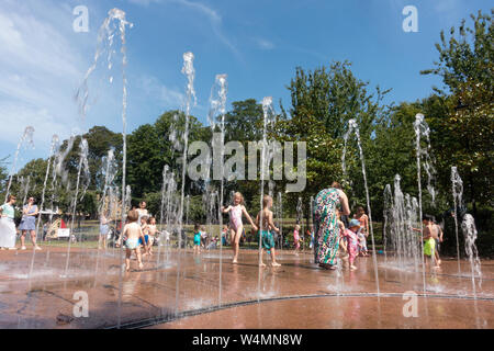 Windsor, Großbritannien. 25. Juli, 2019: Deutschland Wetter - junge Familien mit der Hitze durch Abkühlung im Brunnen in Junggesellen'Acre in Windsor. Matthäus Ashmore/Alamy leben Nachrichten Stockfoto