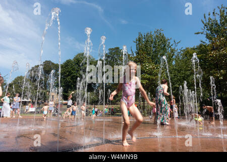 Windsor, Großbritannien. 25. Juli, 2019: Deutschland Wetter - junge Familien mit der Hitze durch Abkühlung im Brunnen in Junggesellen'Acre in Windsor. Matthäus Ashmore/Alamy leben Nachrichten Stockfoto