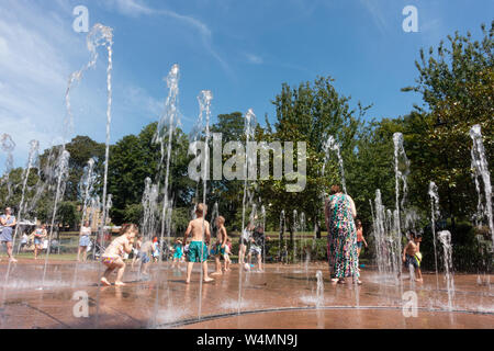 Windsor, Großbritannien. 25. Juli, 2019: Deutschland Wetter - junge Familien mit der Hitze durch Abkühlung im Brunnen in Junggesellen'Acre in Windsor. Matthäus Ashmore/Alamy leben Nachrichten Stockfoto