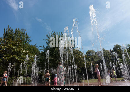 Windsor, Großbritannien. 25. Juli, 2019: Deutschland Wetter - junge Familien mit der Hitze durch Abkühlung im Brunnen in Junggesellen'Acre in Windsor. Matthäus Ashmore/Alamy leben Nachrichten Stockfoto