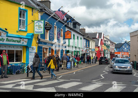 Bunte Geschäfte, Restaurants und Pubs am Strand Street an der Küste von Dingle, County Kerry, Republik von Irland Stockfoto