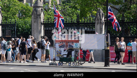 Westminster, London, Großbritannien, 24.Juli. Anti Brexit und Pro Mitkämpfer verlassen, neben denen gegen Boris Johnson, der neue Premierminister, bringen ihre Ansichten als Touristen die Sonne genießen. Der Rücktritt von Premierminister Frau Theresa May, und die Ernennung der Nachfolger der Rt Hon Boris Johnson MP (Premierminister im Warten) an diesem Nachmittag Credit: Bridget Catterall/Alamy leben Nachrichten Stockfoto