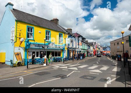 Bunte Geschäfte, Restaurants und Pubs am Strand Street an der Küste von Dingle, County Kerry, Republik von Irland Stockfoto