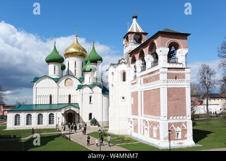 Leute an der Verklärung Kathedrale mit ihrem Glockenturm in der Erlöser Kloster des Heiligen Euthymius in Wladimir, Russland. Stockfoto