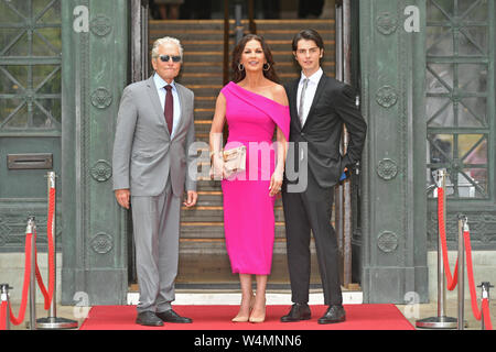 Catherine Zeta-Jones mit ihrem Ehemann Michael Douglas (links) und ihrem Sohn Dylan Douglas kommen an der Guildhall, Swansea, vor einer Zeremonie, wo Sie von Ihrer Heimatstadt mit der Ehrenamtlichen Freiheit der Stadt und Grafschaft von Swansea geehrt werden. Stockfoto