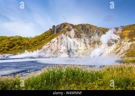 Mt. Hiyori erhebt sich über den Oyunuma See im Höllental, Noboribetsu, Hokkaido, Japan. Stockfoto