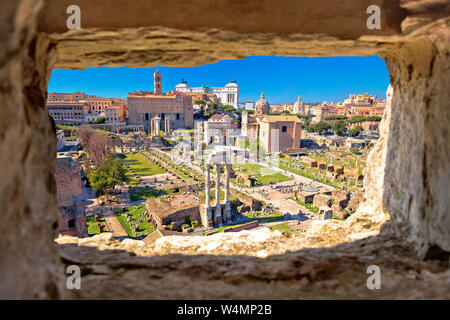 Malerische Antenne Stein Fenster Blick über die Ruinen des Forum Romanum in Rom, der Hauptstadt Italiens Stockfoto