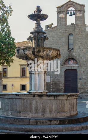 Ein Blick auf die Piazza del Gesù und den Brunnen auf die mittelalterliche Kirche San Silvestro in der Altstadt von Viterbo Stockfoto