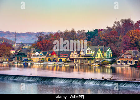 Philadelphia, Pennsylvania, USA Dämmerung auf der Schuylkill River bei Boathouse Row. Stockfoto