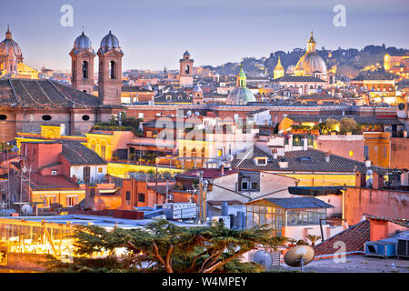 Bunte Dächer der Ewigen Stadt in der Dämmerung sehen, Hauptstadt von Italien Stockfoto