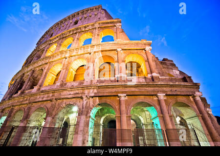 Majestic Kolosseum von Rom Abend bunte Aussicht, Wahrzeichen der Ewigen Stadt, Hauptstadt von Italien Stockfoto