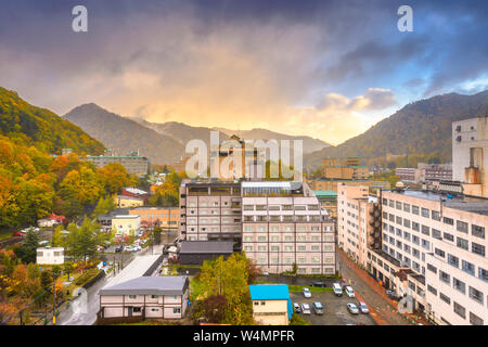 Jozankei, Japan Gasthäuser und River Skyline während der Herbstsaison. Stockfoto