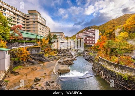 Jozankei, Japan Gasthäuser und River Skyline während der Herbstsaison. Stockfoto