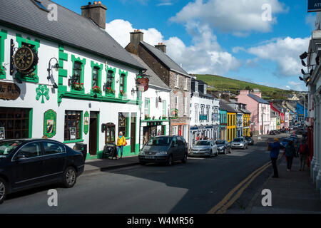 Die Dingle Pub und andere bunte Pubs, Restaurants und Geschäfte auf der Main Street, Dingle, County Kerry, Republik von Irland Stockfoto