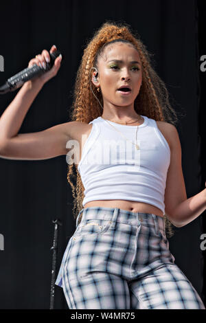 Ella Eyre auf der Bühne am 2019 Liverpool International Music Festival (LIMF). Stockfoto