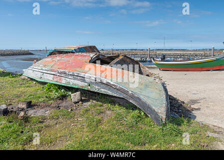 Altes Boot am Cais da Bestida auf der Lagune von Aveiro, Portugal Stockfoto