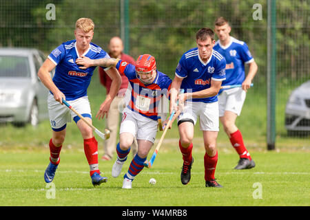 Das Spiel des Shinty. Aktion von Kingussie v Kyles Athletic in der MOWI Premiership, gespielt am Dell, Kingussie. Stockfoto