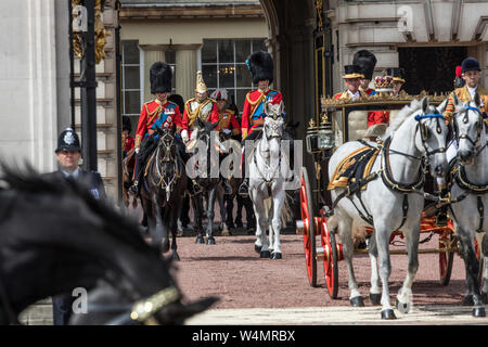 Die Farbe, Geburtstag Parade feiern der Königin außerhalb des Buckingham Palace, London, England, Vereinigtes Königreich Stockfoto