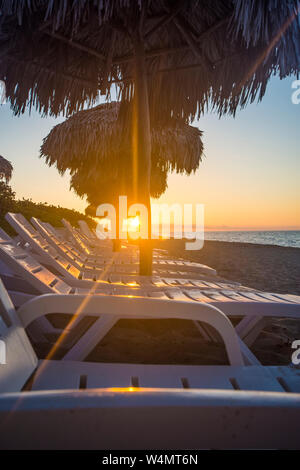 Karibische Strände: die perfekten Reiseziele. Herrliche Sonnenuntergänge am Strand von Varadero, Kuba. Hotels und Resorts in Kuba, die grösste der Antillen. Stockfoto