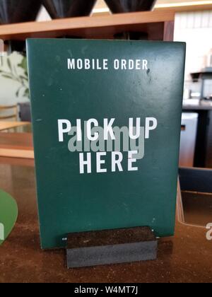 Nahaufnahme der Schild Mobile um Abholung, Teil einer App-basierten mobilen Bestellsystem an einem Starbucks Cafe in San Ramon, Kalifornien, 4. Juni 2019. () Stockfoto