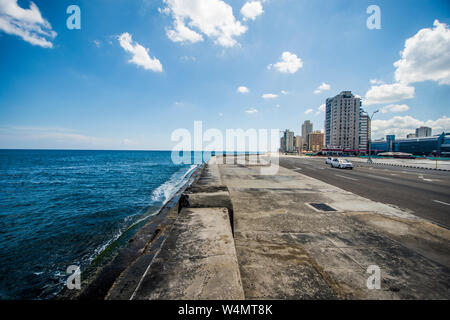 Ein schöner Tag, an dem Havannas Malecon auf Kuba zu Fuß geht. Stockfoto