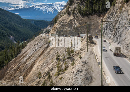 Verkehr auf theTrans Canada Highway in der Nähe von Golden, British Columbia, Kanada Stockfoto