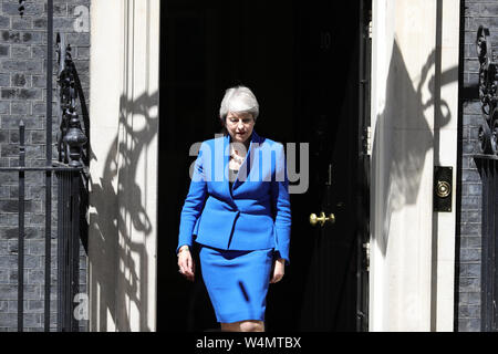 Ausgehender Premierminister Theresa May Schritte von Downing Street 10, London, eine Aussage vor einem Treffen am Buckingham Palace, wo Sie in ihren Rücktritt Königin Elizabeth II. zu machen Stockfoto