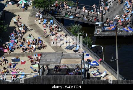 Berlin, Deutschland. 24. Juli, 2019. Zahlreiche Besucher gehen und liegen auf dem Steg des baden Schiff. Quelle: Britta Pedersen/dpa-Zentralbild/dpa/Alamy leben Nachrichten Stockfoto