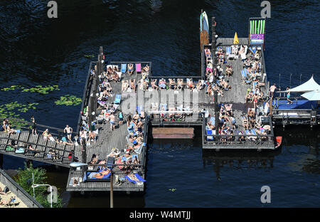 Berlin, Deutschland. 24. Juli, 2019. Zahlreiche Besucher gehen und liegen auf dem Steg des baden Schiff. Quelle: Britta Pedersen/dpa-Zentralbild/dpa/Alamy leben Nachrichten Stockfoto