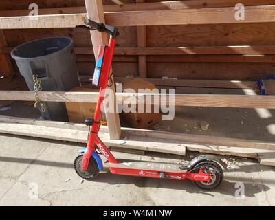 Close-up Logo für micromobility Firma Roller rot, elektrischen Teilen Wirtschaft scooter in der Mission Bay in San Francisco, Kalifornien, 18. Juni 2019. () Stockfoto