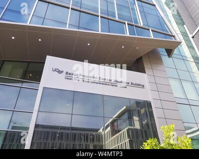 Auf der Fassade an der neu errichteten Bakar Präzision Krebs Medizin Gebäude Zeichen an der Universität von Kalifornien in San Francisco (UCSF) Medical Center in Mission Bay, San Francisco, Kalifornien, 18. Juni 2019. () Stockfoto