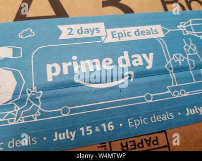 Close-up Werbung für Amazon Prime Tag, gedruckt auf ein Amazon Lieferumfang, San Ramon, Kalifornien, 8. Juli 2019. () Stockfoto