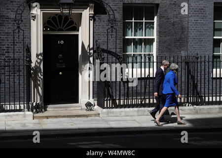 Ausgehender Premierminister Theresa May Schritte von Downing Street 10, London, mit ihrem Mann Philip, so leitet Sie zum Buckingham Palace, in dem sie in ihrem Rücktritt wird die Queen Elizabeth II. Hand Stockfoto