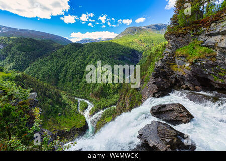 Eine wilde und beeindruckende norwegische Landschaft mit Bergen, Flüssen, Wäldern im Sommer - ein beliebtes Urlaubsziel - Norwegen Stockfoto