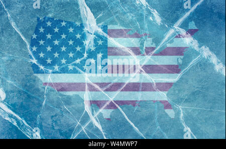 Das Gebiet der Vereinigten Staaten in der nationalen Flagge Farben unter dem Eis mit Rissen auf einem blauen Hintergrund Stockfoto