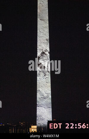 Auf das Washington Monument, das Foto von Neil Armstrongs Fußabdruck auf der Mondoberfläche projiziert begeisterte auf der National Mall bei Cele Stockfoto