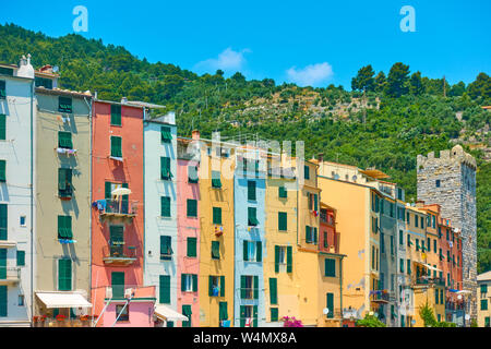 Bunte Häuser am Meer in Porto Venere (Portovenere) im Nationalpark Cinque Terre, Ligurien, Italien Stockfoto